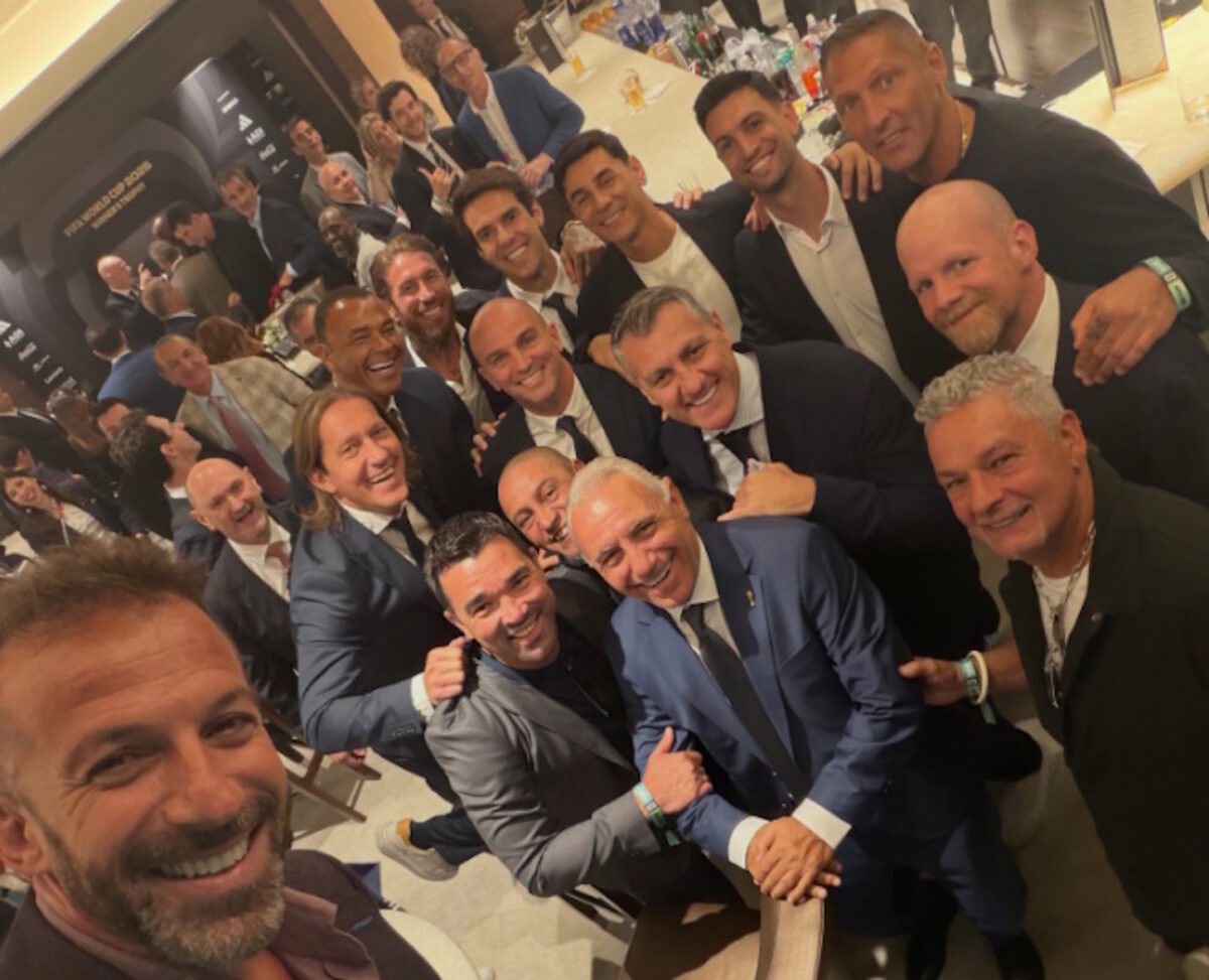 Η selfie του Αλεσάντρο Ντελ Πιέρο με θρύλους του παγκοσμίου ποδοσφαίρου στον ημιτελικό Γαλλία - Ισπανία