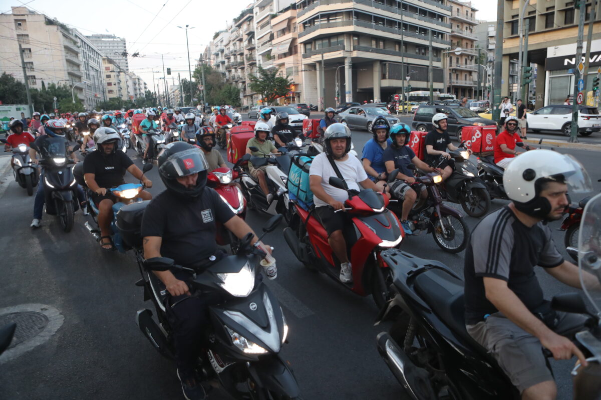 Μοτοπορεία διανομέων με καπνογόνα, κόρνες και συνθήματα στο κέντρο της Αθήνας - Στάση εργασίας την ώρα του τελικού του Μουντιάλ