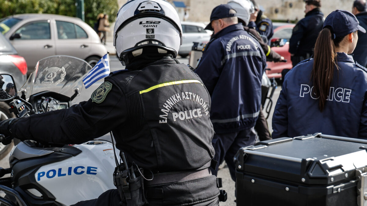 αστυνομικοί σε μηχανή
