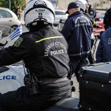 αστυνομικοί σε μηχανή