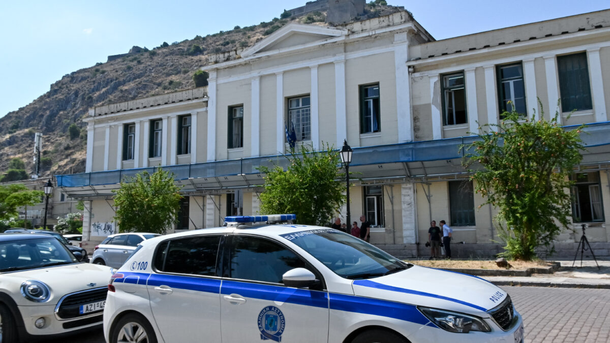 Απολογούνται στο Ναύπλιο οι δύο αστυνομικοί που κατηγορούνται για τον τραυματισμό του 20χρονου μετά απο πυροβολισμούς κατα τη διάρκεια καταδίωξης στο Άργος. Παρασκευή 10 Ιουλίου 2026 (ΒΑΣΙΛΗΣ ΠΑΠΑΔΟΠΟΥΛΟΣ / EUROKINISSI)