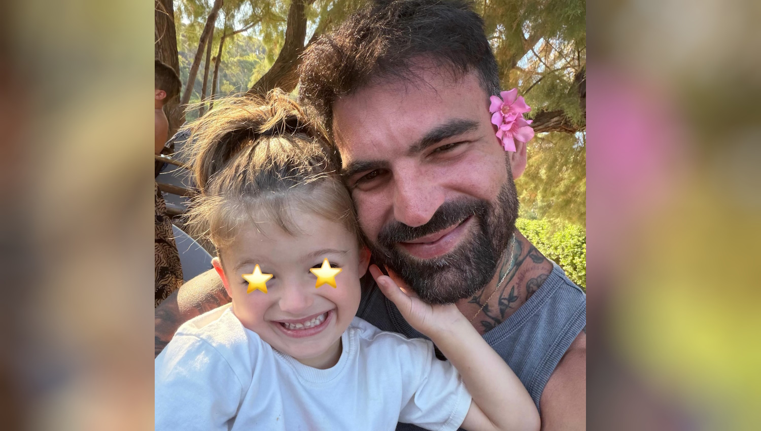 Δημήτρης Αλεξάνδρου: Το βίντεο με τον γιο του Πάρη να τραγουδά και να παίζει κιθάρα – «Ντουέτο με τη Ρία»