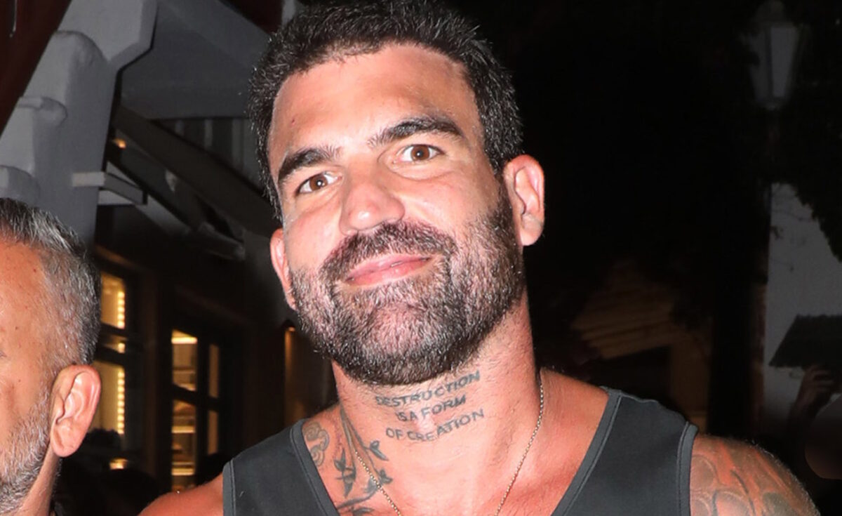 O Δημήτρης Αλεξάνδρου ανέβασε νέο βίντεο με τη Ρία Ελληνίδου - Ο ξεκαρδιστικός διάλογος και το μεζεδάκι στον σκύλο του