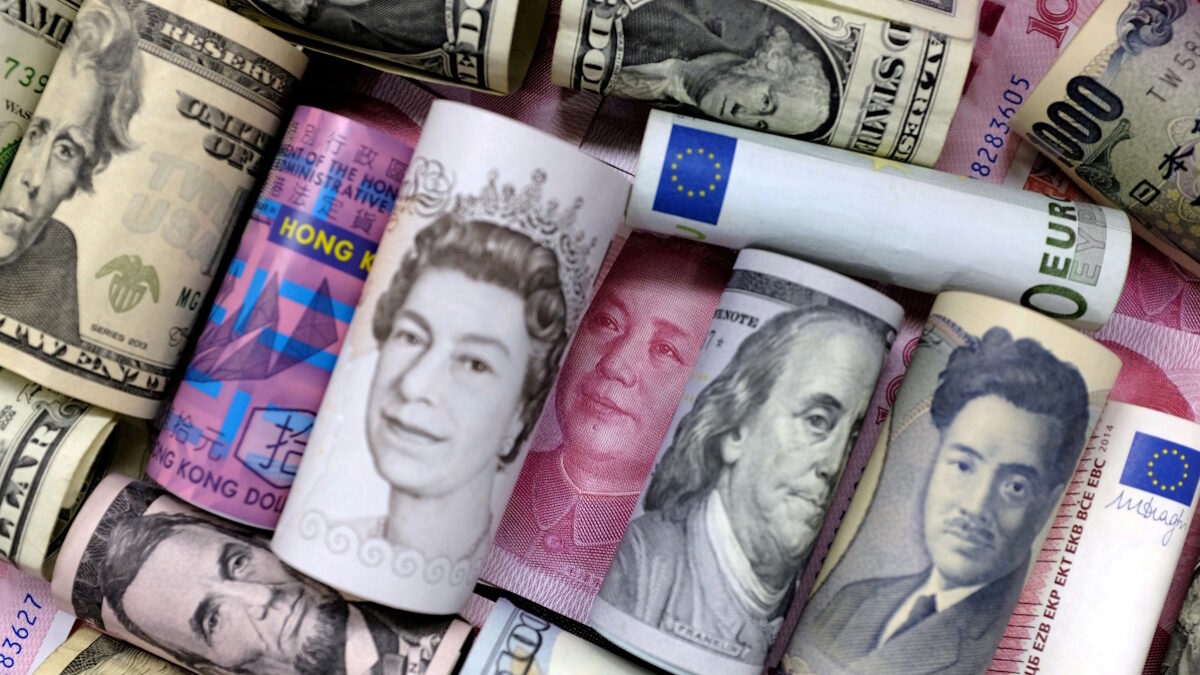 FILE PHOTO: Euro, Hong Kong dollar, U.S. dollar, Japanese yen, pound and Chinese 100 yuan banknotes are seen in this picture illustration, January 21, 2016. REUTERS/Jason Lee/File Photo