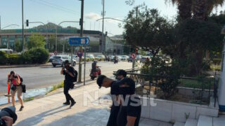 Ο 28χρονος καθ' ομολογίαν δράστης της δολοφονίας του Σταύρου Γεωργίου, έξω από την ΓΑΔΑ