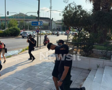 Ο 28χρονος καθ' ομολογίαν δράστης της δολοφονίας του Σταύρου Γεωργίου, έξω από την ΓΑΔΑ