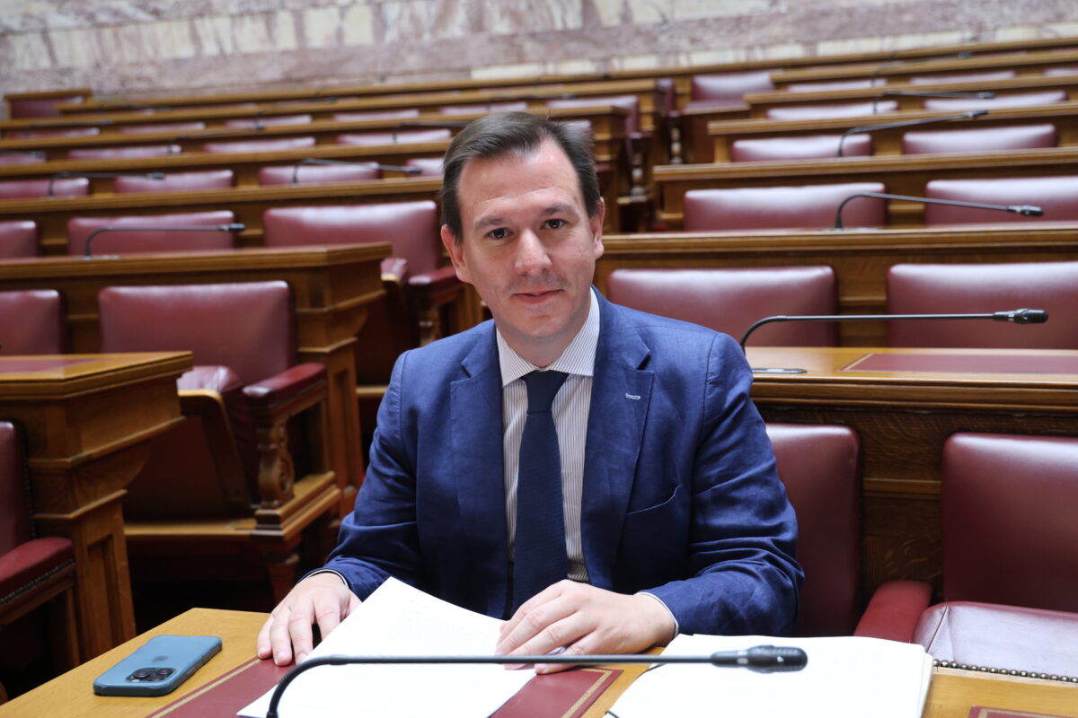 Ο Παναγιώτης Δουδωνής τραγούδησε σε ταβέρνα την «Παράξενη κοπέλα»