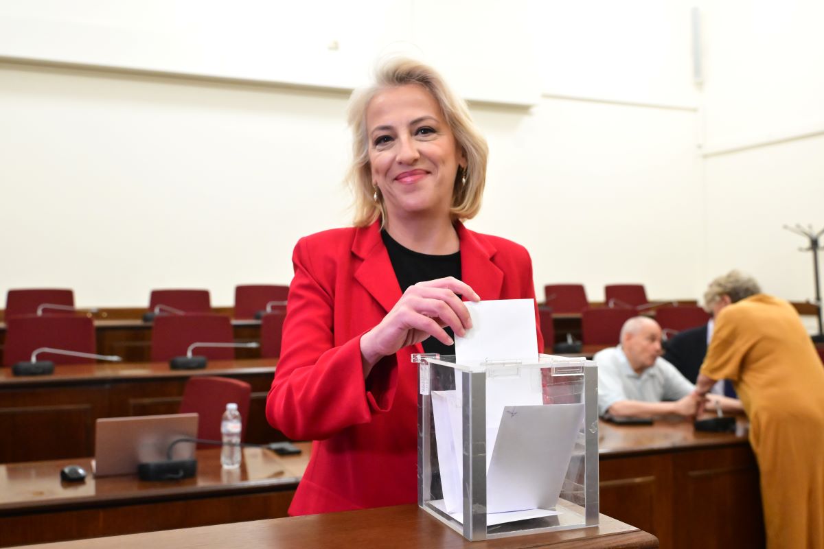 ΣΥΡΙΖΑ: Η Ρένα Δούρου νέα πρόεδρος της ΚΟ με 7 ψήφους, «λευκό» έριξε ο Παύλος Πολάκης