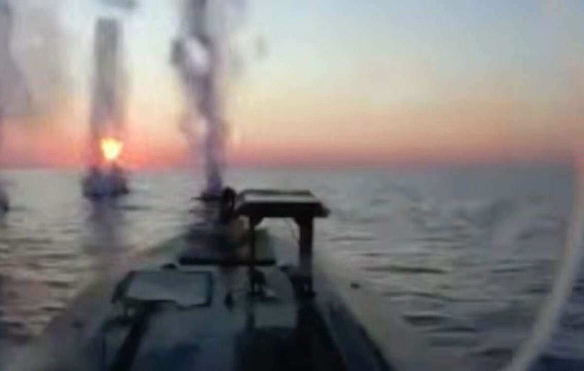 Βίντεο: Καρέ καρέ η επίθεση ουκρανικού drone σε ρωσικό τάνκερ στην Κριμαία – Πώς κατάφερε να ξεφύγει από τα ρωσικά πυρά και να φτάσει στον στόχο