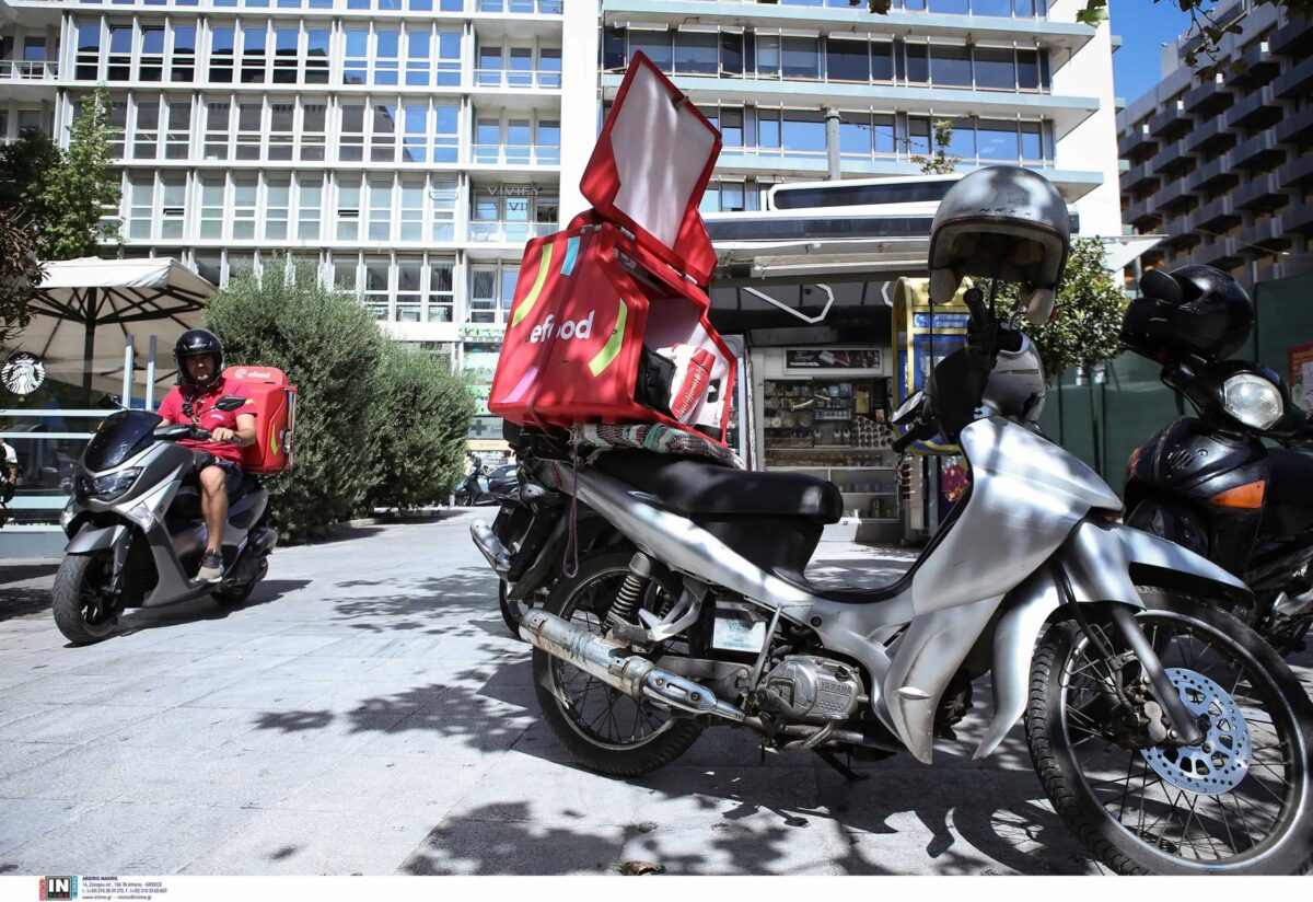 Το efood συμμορφώνεται με τα μέτρα προστασίας των εργαζομένων λόγω καύσωνα - Σε αναστολή το delivery, τι πρέπει να ξέρουν οι καταναλωτές