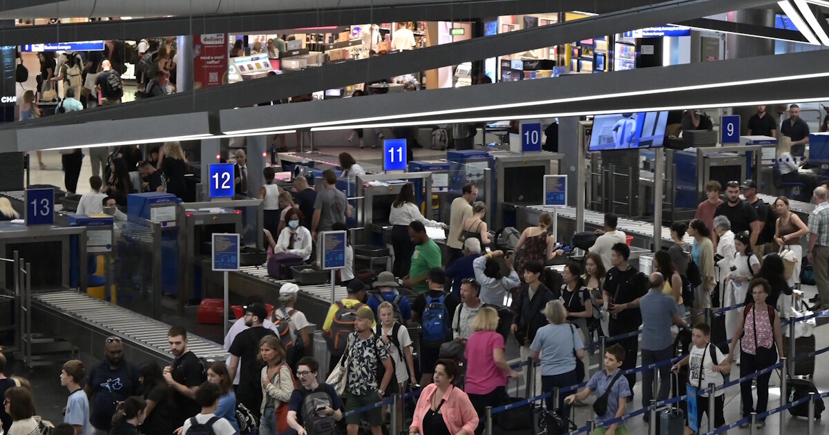 Αεροπορικά ταξίδια: «Στενεύει ο κλοιός» για τις εταιρείες – Τι αλλάζει για τους επιβάτες εν μέσω καλοκαιρινών καθυστερήσεων