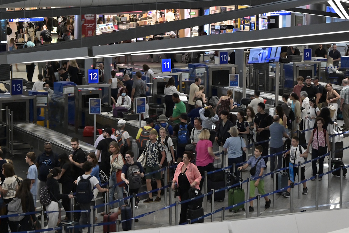 Αεροπορικά ταξίδια: «Στενεύει ο κλοιός» για τις εταιρείες - Τι αλλάζει για τους επιβάτες εν μέσω καλοκαιρινών καθυστερήσεων
