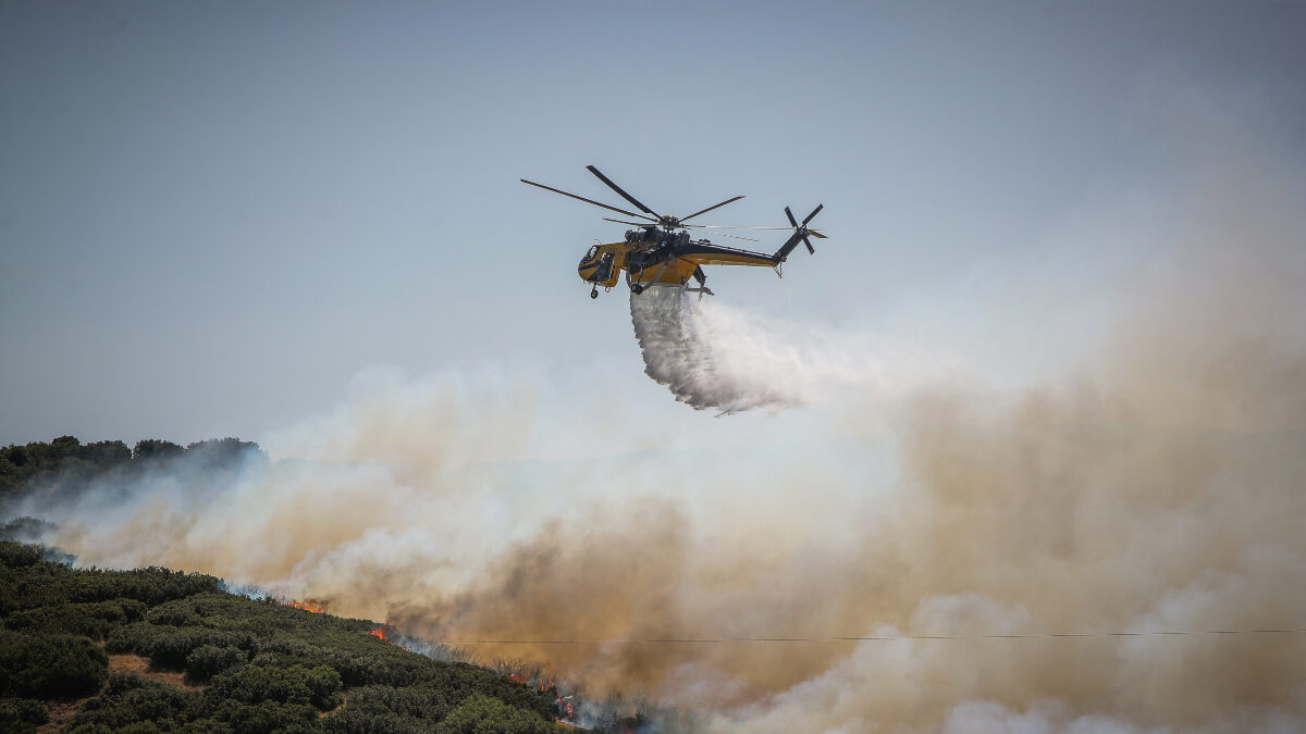 Πυρκαγιά που εκδηλώθηκε σε χαμηλή βλάστηση στο "Περιβαλλοντικό πάρκο Δερβενίου" στη Θεσσαλονίκη, ισχυρές πυροσβεστικές δυνάμεις για την κατάσβεση, Πέμπτη 23 Ιουλίου 2026