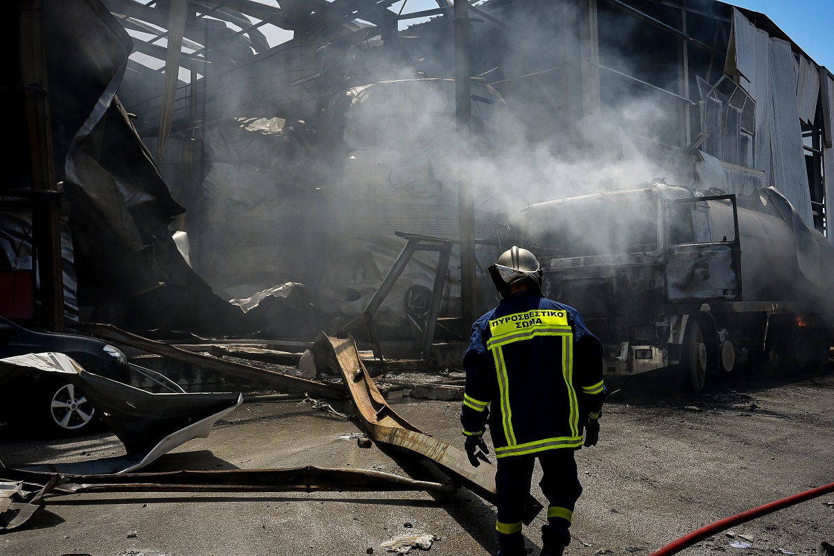 Έκρηξη και πυρκαγιά σε εργοστάσιο στα Εξαμίλια Κορινθίας.  Δευτέρα 27 Ιουλίου 2026    (ΒΑΣΙΛΗΣ ΨΩΜΑΣ