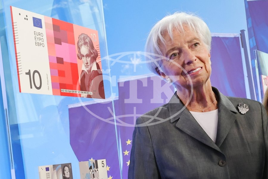 23.07.2026 , Frankfurt, DEU Christine Lagarde, Praesidentin der Europaeischen Zentralbank . Christine Lagarde stellt die Entwuerfe fuer die neuen Euroscheine vor. In den naechsten Wochen koennen die Buerger abstimmen, ob sie sich fuer die Voegel auf den Scheinen entscheiden oder lieber beruehmte Europaer. *** July 23, 2026, Frankfurt, Germany Christine Lagarde, President of the European Central Bank Christine Lagarde presents the designs for the new euro banknotes In the coming weeks, citizens will be able to vote on whether they prefer the birds on the banknotes or famous Europeans,Image: 1118070125, License: Rights-managed, Restrictions: imago is entitled to issue a simple usage license at the time of provision. Personality and trademark rights as well as copyright laws regarding art-works shown must be observed. Commercial use at your own risk., Model Release: no , Credit line: ČTK / imago stock&people / Hannelore Foerster
