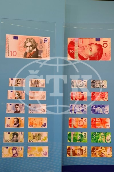 23.07.2026 , Frankfurt, DEU Christine Lagarde, Praesidentin der Europaeischen Zentralbank . Christine Lagarde stellt die Entwuerfe fuer die neuen Euroscheine vor. In den naechsten Wochen koennen die Buerger abstimmen, ob sie sich fuer die Voegel auf den Scheinen entscheiden oder lieber beruehmte Europaer. *** July 23, 2026, Frankfurt, Germany Christine Lagarde, President of the European Central Bank Christine Lagarde presents the designs for the new euro banknotes In the coming weeks, citizens will be able to vote on whether they prefer the birds on the banknotes or famous Europeans,Image: 1118070206, License: Rights-managed, Restrictions: imago is entitled to issue a simple usage license at the time of provision. Personality and trademark rights as well as copyright laws regarding art-works shown must be observed. Commercial use at your own risk., Model Release: no , Credit line: ČTK / imago stock&people / Hannelore Foerster