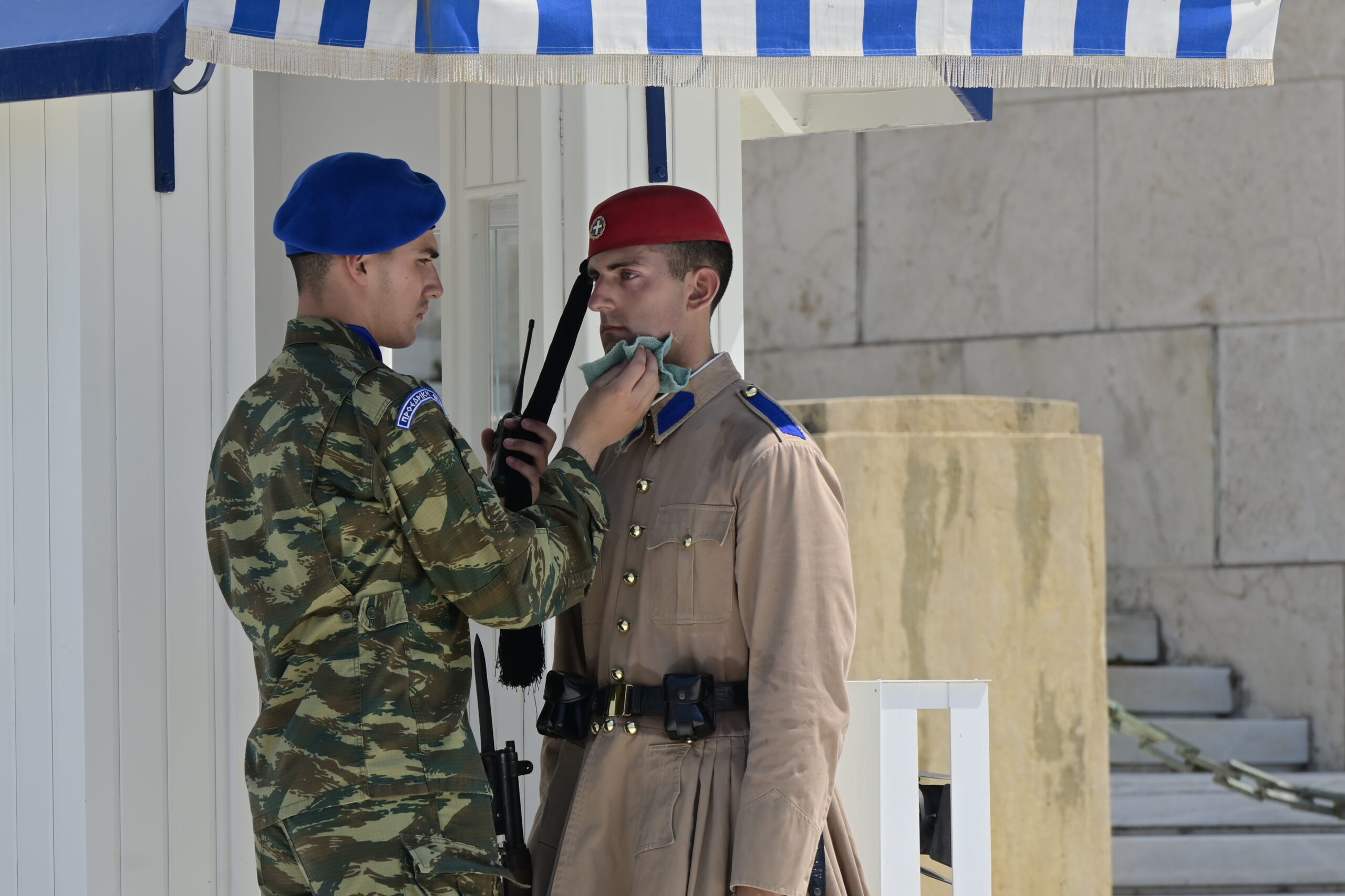 Εύζωνες της Προεδρικής Φρουράς στον Άγνωστο Στρατιώτη σε συνθήκες καύσωνα τον Ιούλιο στην Αθήνα. Τρίτη 21 Ιουλίου 2026 (ΜΙΧΑΛΗΣ ΠΑΠΑΝΙΚΟΛΑΟΥ