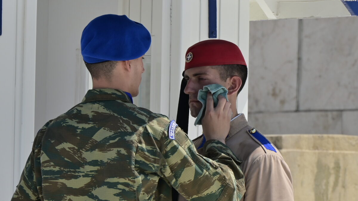 Εύζωνες της Προεδρικής Φρουράς στον Άγνωστο Στρατιώτη σε συνθήκες καύσωνα τον Ιούλιο στην Αθήνα.  Τρίτη 21 Ιουλίου 2026  (ΜΙΧΑΛΗΣ ΠΑΠΑΝΙΚΟΛΑΟΥ