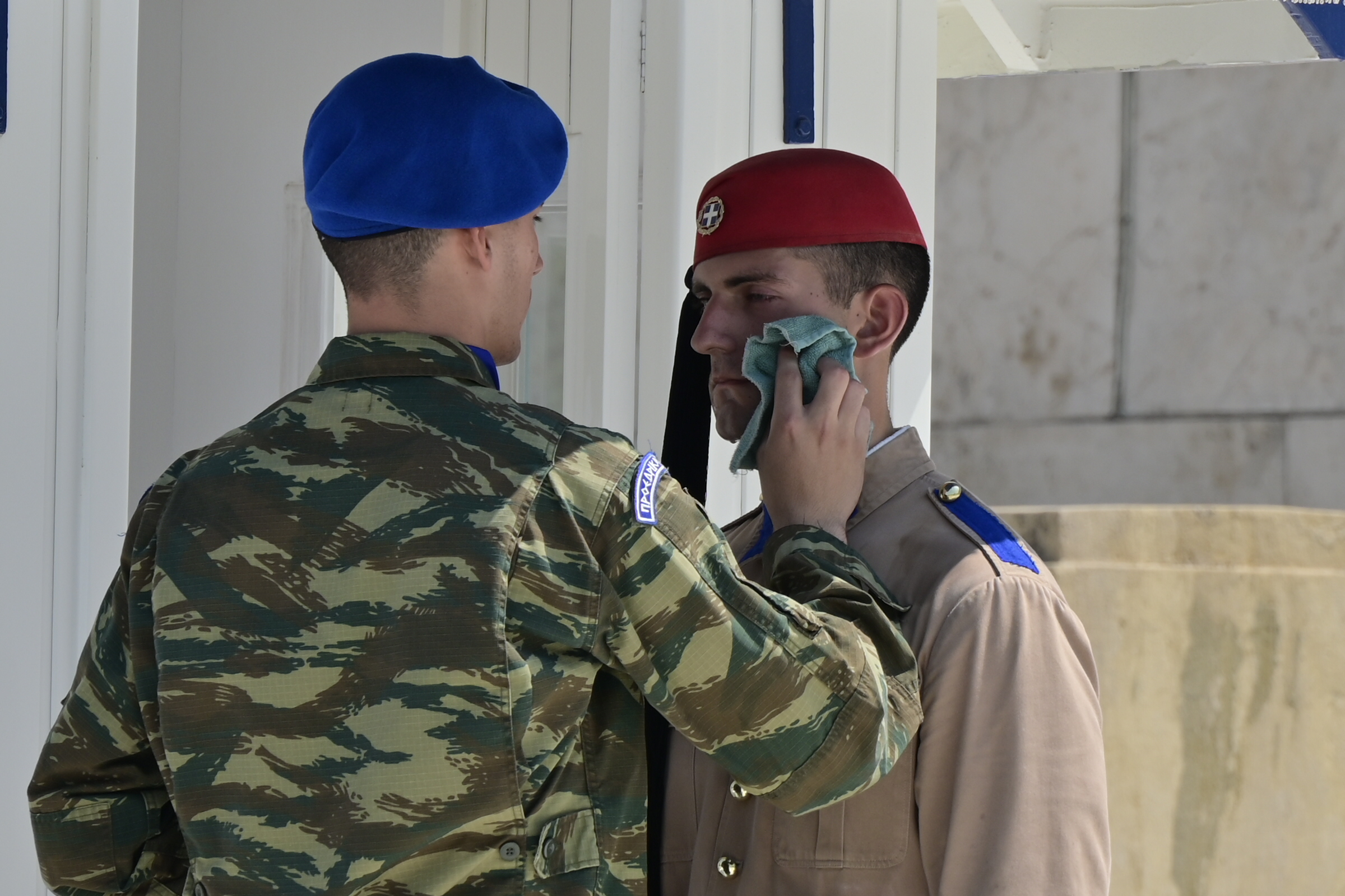 Εύζωνες της Προεδρικής Φρουράς στον Άγνωστο Στρατιώτη σε συνθήκες καύσωνα τον Ιούλιο στην Αθήνα. Τρίτη 21 Ιουλίου 2026 (ΜΙΧΑΛΗΣ ΠΑΠΑΝΙΚΟΛΑΟΥ