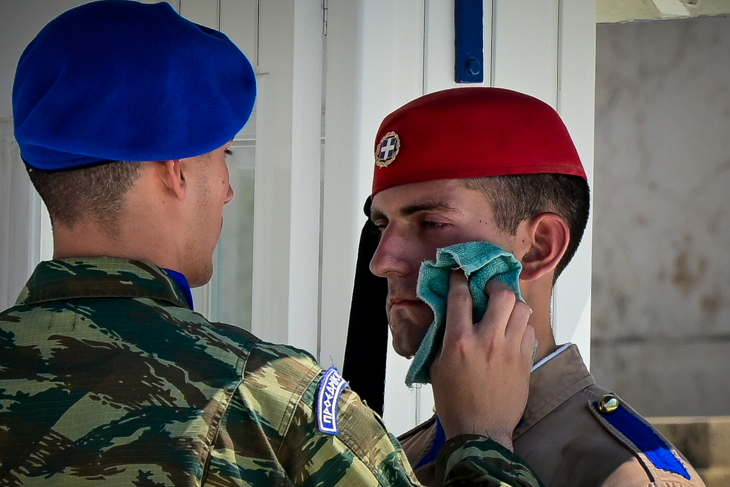 Εύζωνες της Προεδρικής Φρουράς στον Άγνωστο Στρατιώτη σε συνθήκες καύσωνα τον Ιούλιο στην Αθήνα. Τρίτη 21 Ιουλίου 2026 (ΜΙΧΑΛΗΣ ΠΑΠΑΝΙΚΟΛΑΟΥ