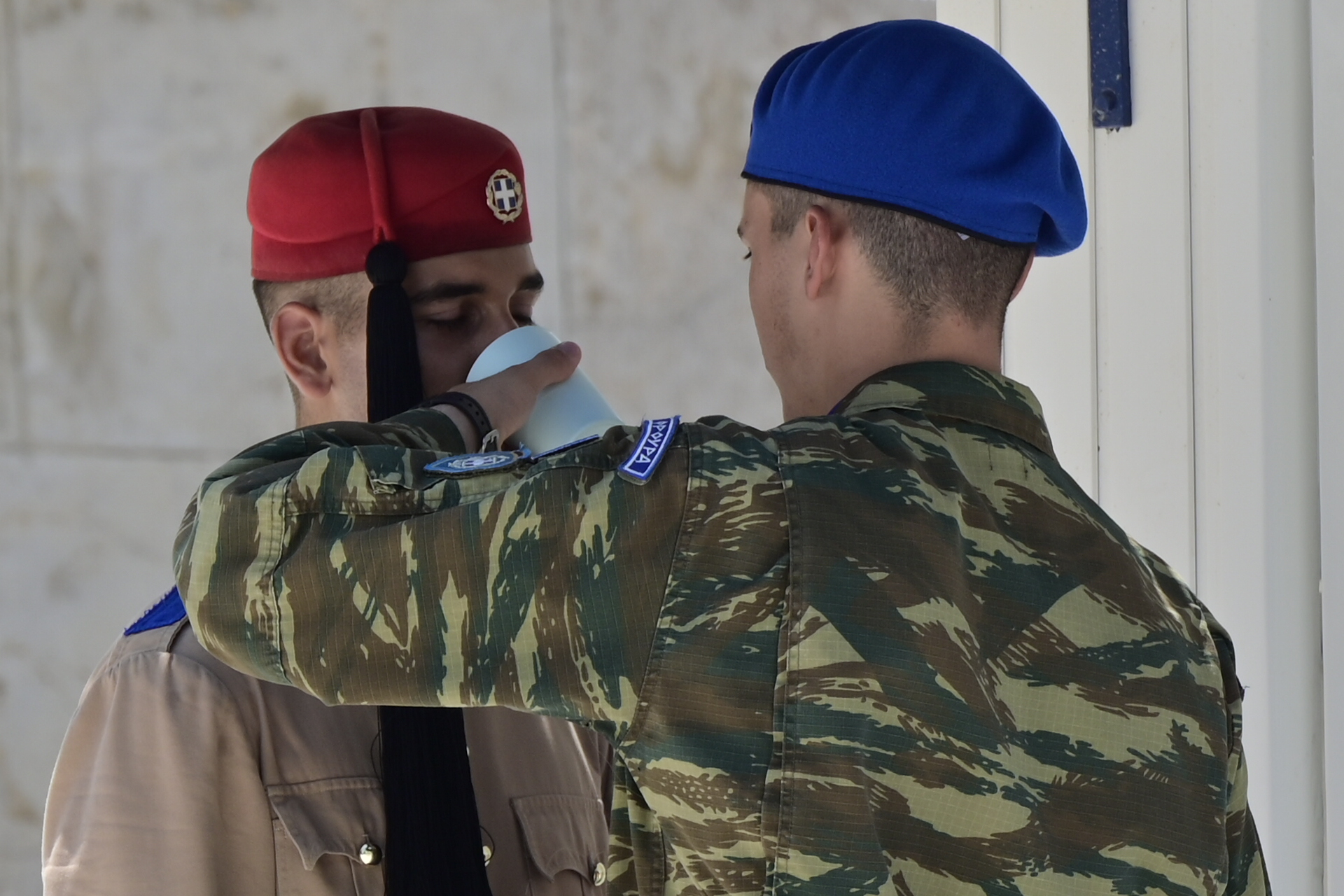 Εύζωνες της Προεδρικής Φρουράς στον Άγνωστο Στρατιώτη σε συνθήκες καύσωνα τον Ιούλιο στην Αθήνα. Τρίτη 21 Ιουλίου 2026 (ΜΙΧΑΛΗΣ ΠΑΠΑΝΙΚΟΛΑΟΥ