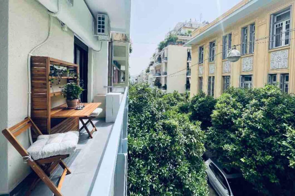 Τα μπαλκόνια της γειτονιάς είναι το δωμάτιο που χρησιμοποιείται οκτώ μήνες τον χρόνο