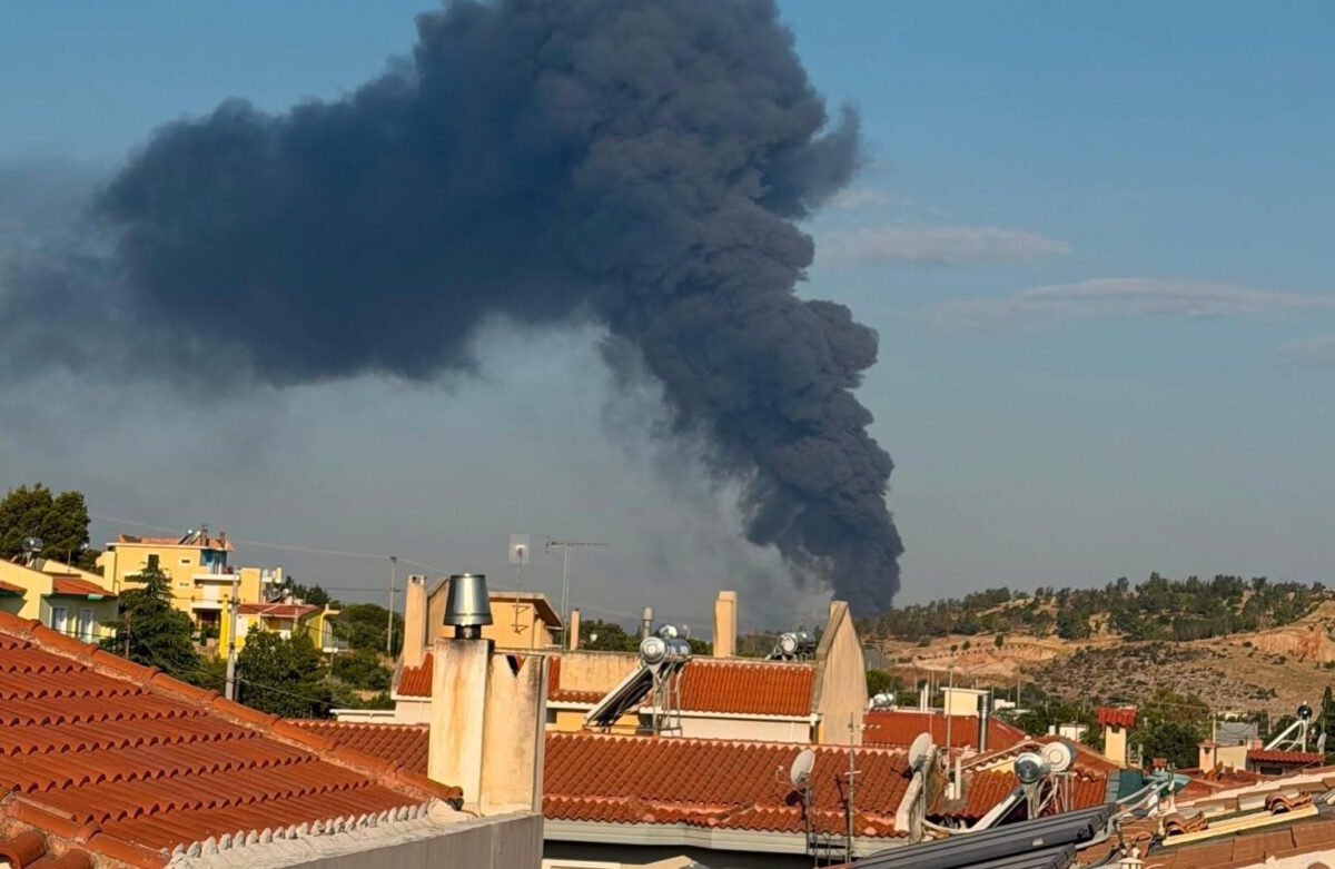 Φωτιά σε επιχείρηση στον Ασπρόπυργο: Μήνυμα του 112 προς τους κατοίκους να απομακρυνθούν από την περιοχή