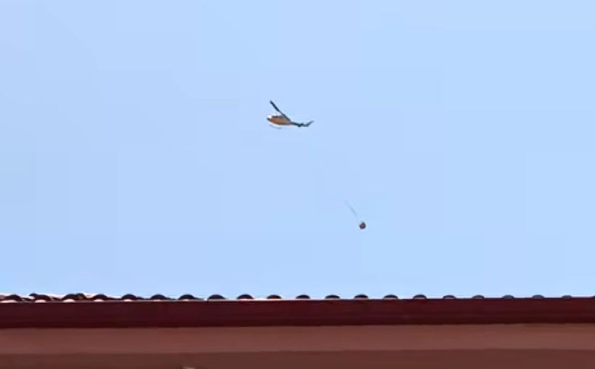 Φωτιά στον Αγιο Δημήτριο Κοζάνης - Ρίψεις νερού από ελικόπτερο