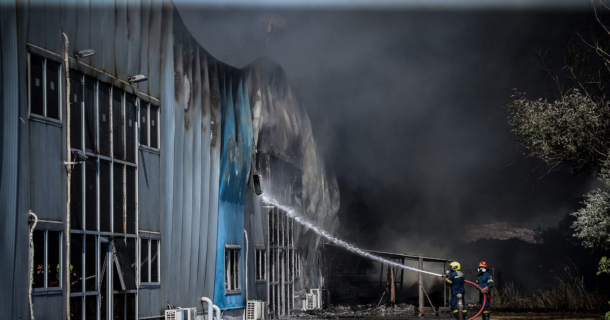 Φωτιά στο Καλοχώρι Θεσσαλονίκης: Επεκτάθηκε σε διπλανό εργοστάσιο – Μάχη των πυροσβεστών με τις φλόγες
