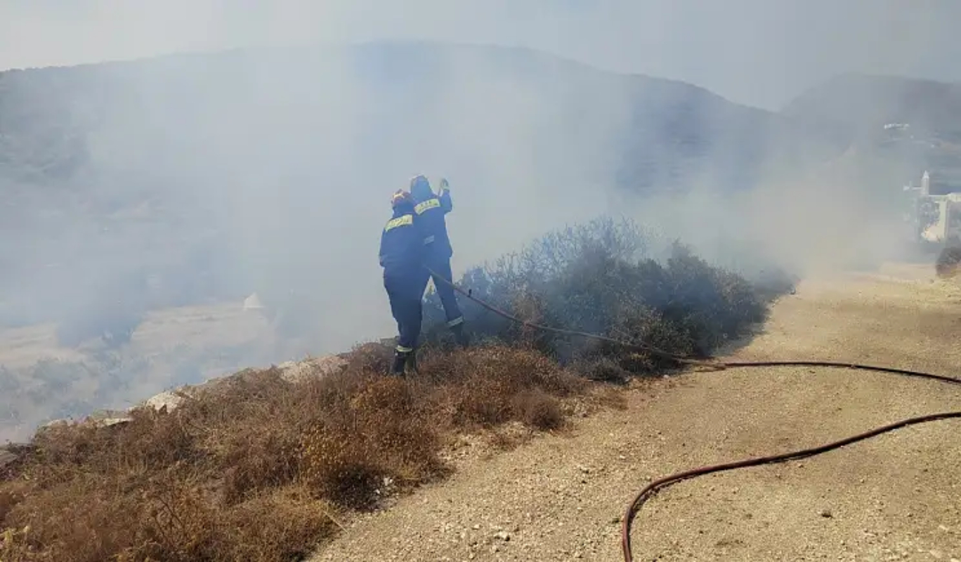 Φωτιά στην Πάρο: Μάχη με τις φλόγες και τις αναζωπυρώσεις πριν πέσει η νύχτα – Οι ισχυροί άνεμοι δυσκολεύουν το έργο