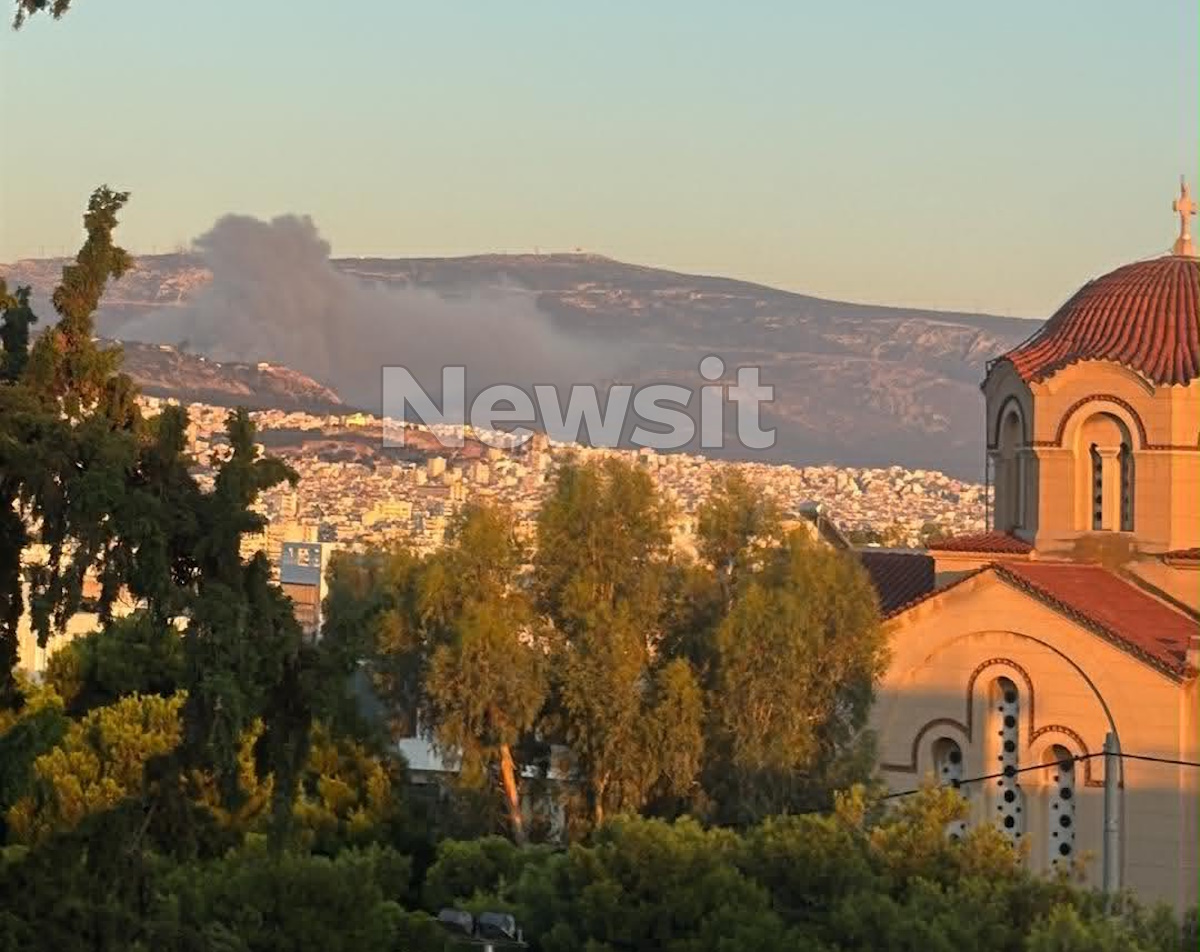 Πάρκο Γουδή: Μεγάλη φωτιά στο παλιό κτίριο του θεάτρου Badminton και μήνυμα του 112