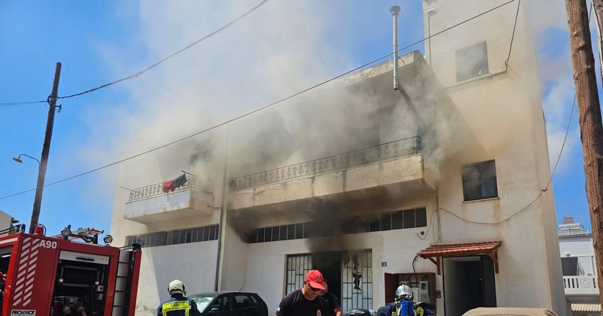 Φωτιά στα Χανιά: Κάηκε σπίτι, οι φλόγες επεκτάθηκαν σε αποθήκη χαρτικών