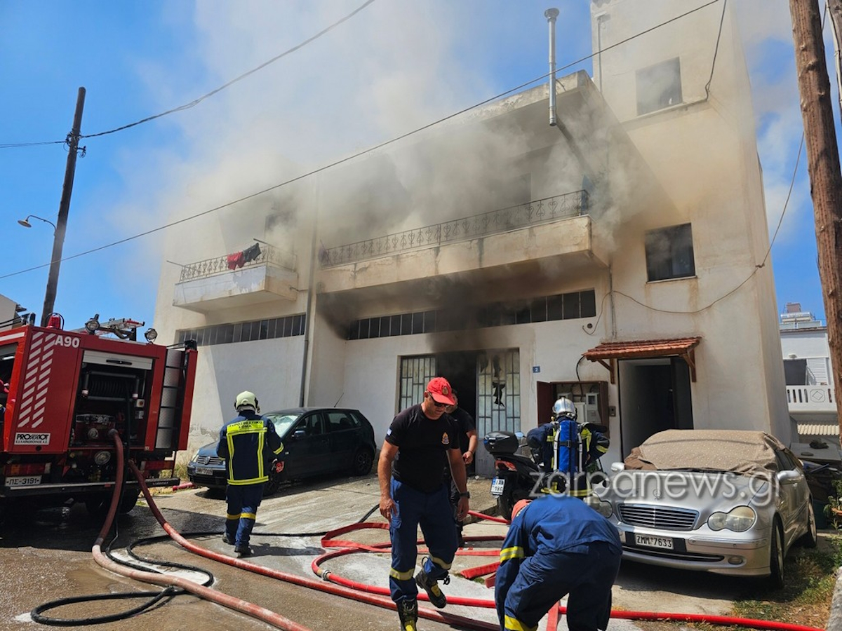 Φωτιά στα Χανιά: Κάηκε σπίτι πρώτο ορόφου, οι φλόγες επεκτάθηκαν σε αποθήκη χαρτικών
