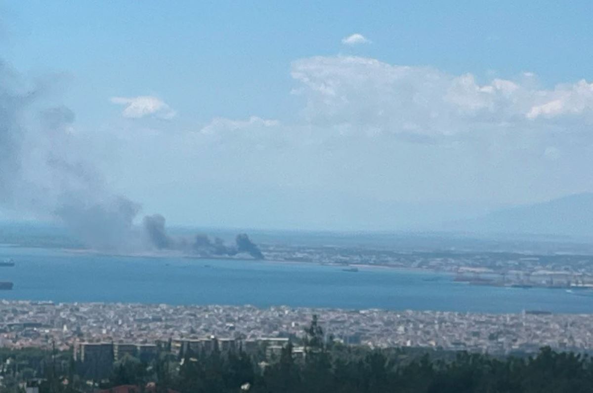 Φωτιά στο Καλοχώρι Θεσσαλονίκης - Μήνυμα από το 112 «παραμείνετε σε εσωτερικούς χώρους, κλείστε τα παράθυρα»