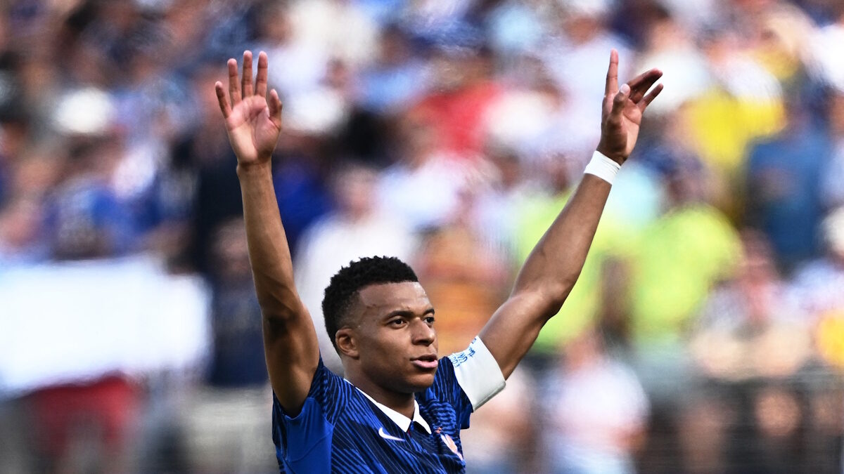 Ο σούπερ σταρ της Γαλλίας, Kylian Mbappe πανηγυρίζει το πρώτο του γκολ στον αγώνα κατά της Σουηδίας