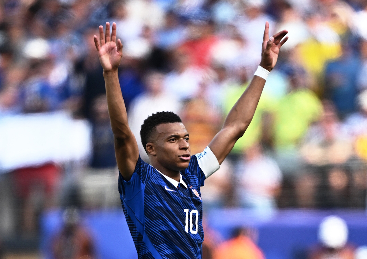 Ο σούπερ σταρ της Γαλλίας, Kylian Mbappe πανηγυρίζει το πρώτο του γκολ στον αγώνα κατά της Σουηδίας