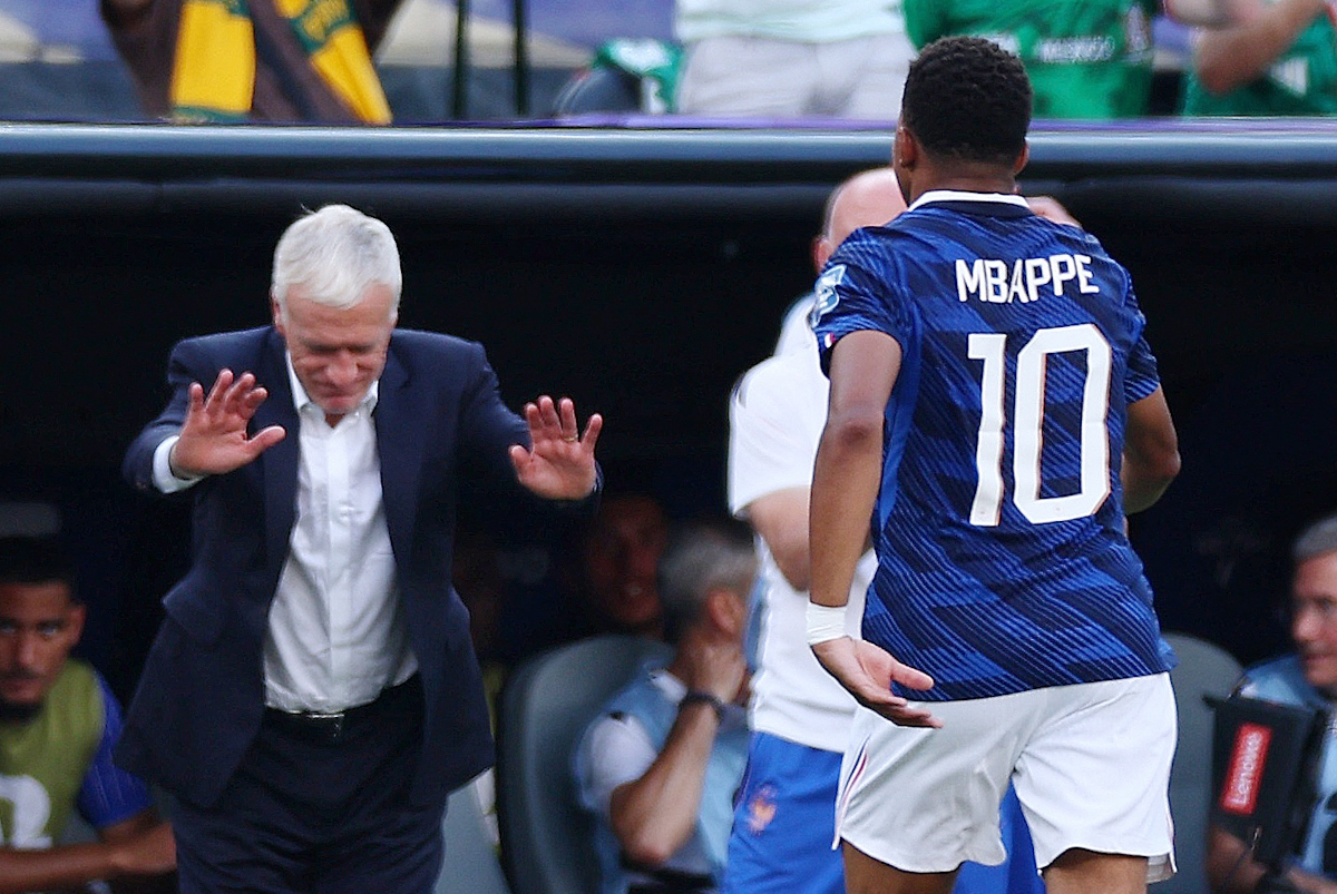 Ο Kylian Mbappe πηγαίνει προς τον πάγκο και ο προπονητής της Γαλλίας, Didier Deschamps υποκλίνεται.. στον σούπερ σταρ της ομάδας του