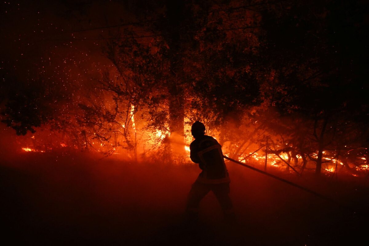 Κόλαση φωτιάς στη νοτιοδυτική Γαλλία: Εκκενώνεται το θέρετρο Καπ Φερέ - Ανθρωποι απομακρύνoνται με βάρκες, βίντεο και φωτογραφίες