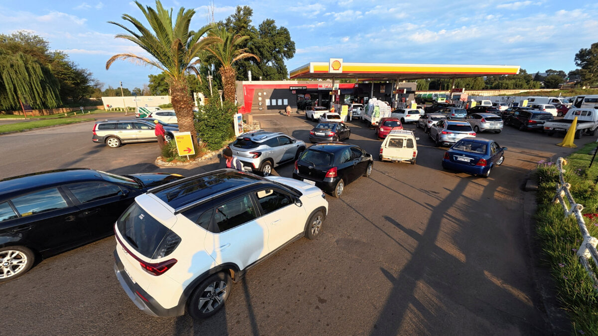 ουρά σε βενζινάδικο της Shell