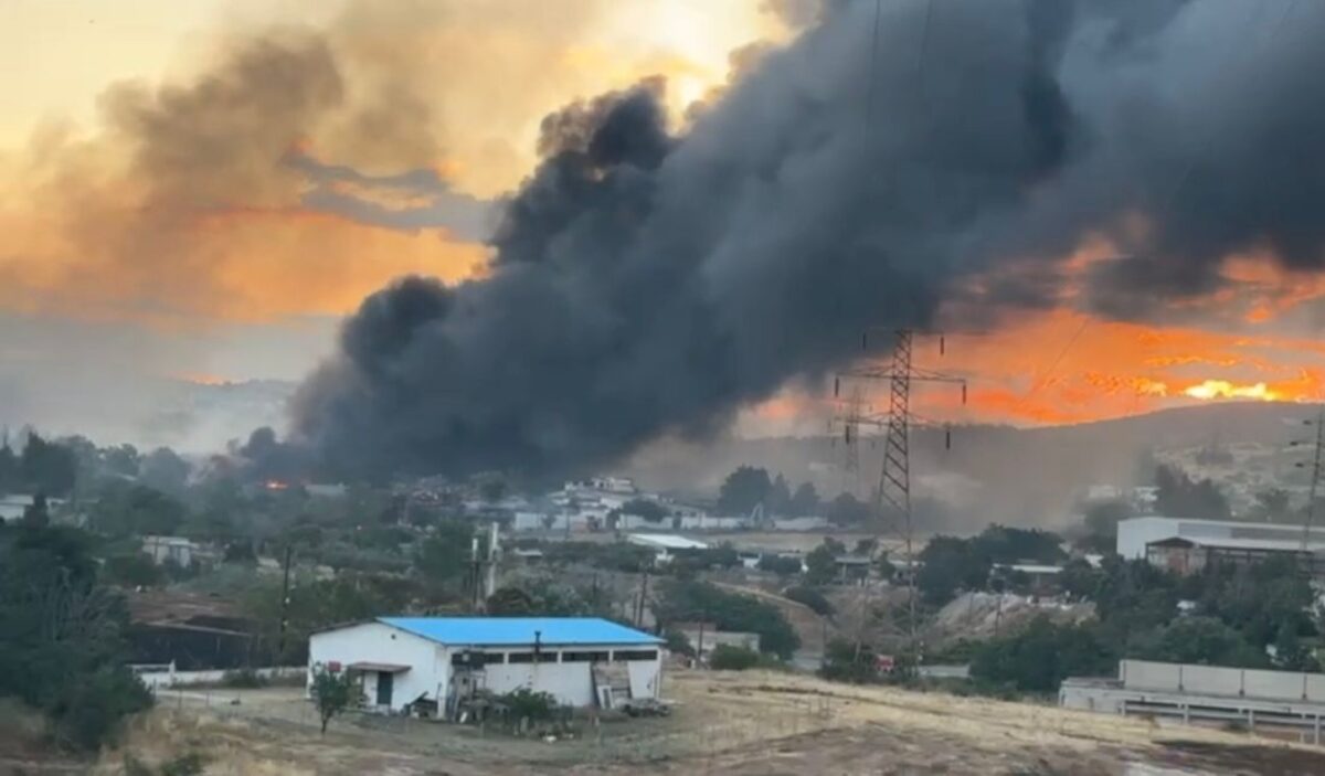 Φωτιά στο Ωραιόκαστρο: Πύρινη κόλαση στο εργοστάσιο ανακύκλωσης, κάηκαν παραπήγματα - Μηνύματα του 112 και εκκενώσεις