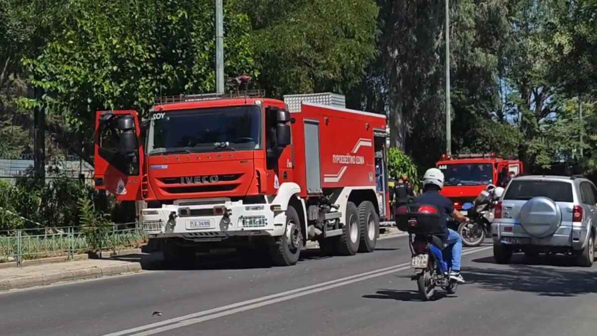 Κάτω Πατήσια: Άρπαξε φωτιά μετασχηματιστής του ΔΕΔΔΗΕ – Διακοπή κυκλοφορίας
