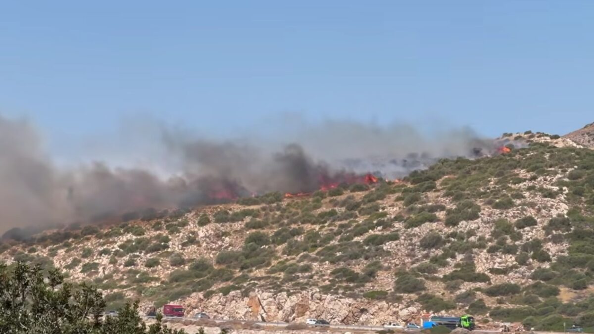Φωτιά στον Χάρακα Κερατέας: Μήνυμα του 112 για ετοιμότητα
