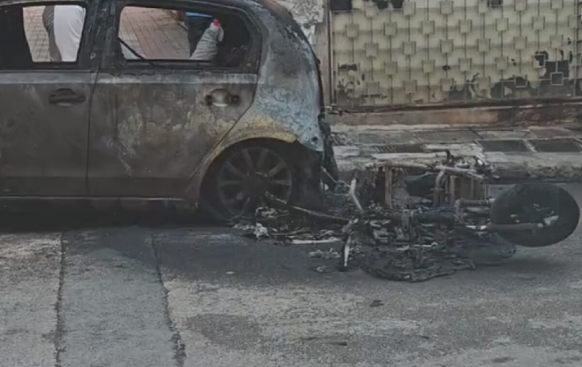 Κυψέλη: Αυτοκίνητο κάηκε ολοσχερώς από φωτιά που ξέσπασε σε ηλεκτρικό σκούτερ