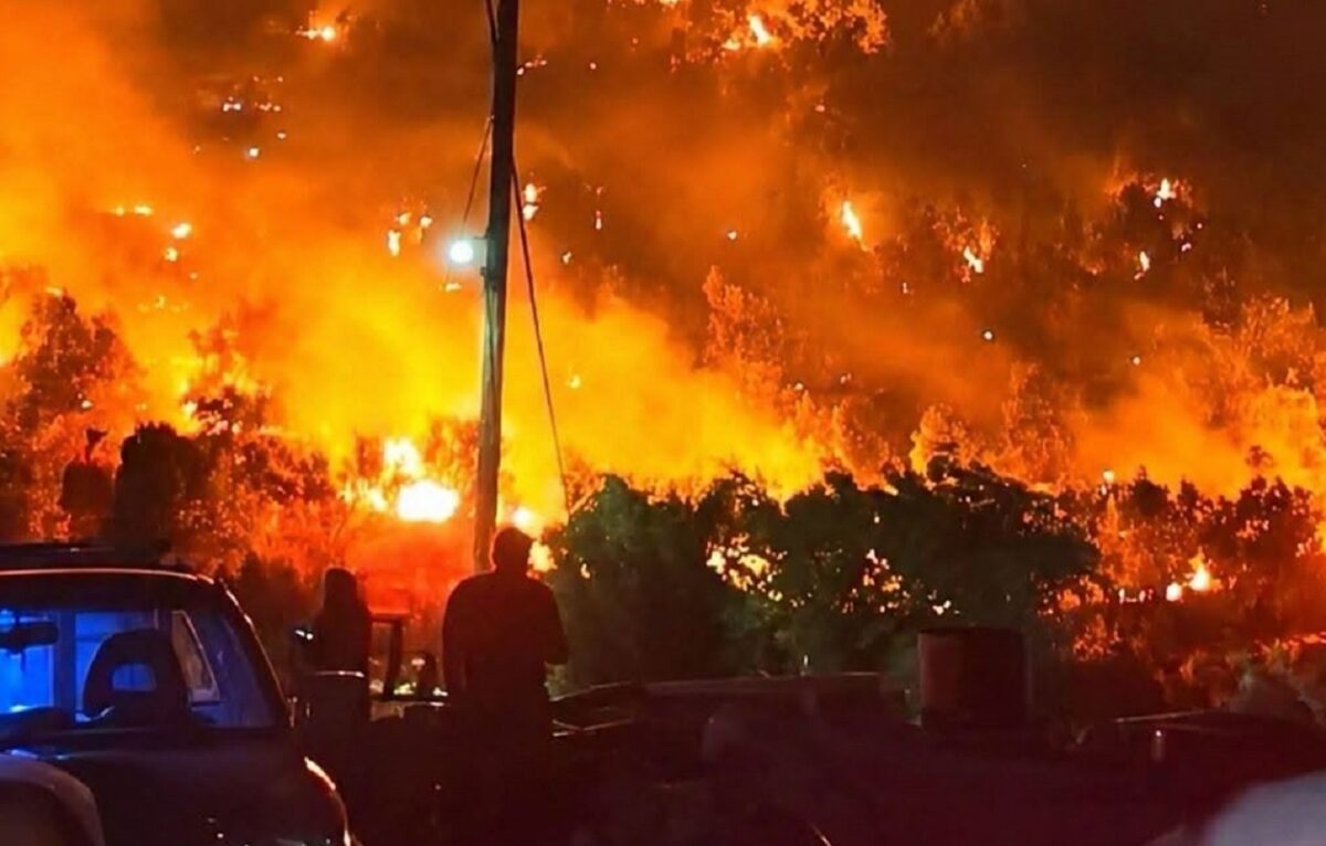 Ολονύχτια μάχη με τις φλόγες σε Ρέθυμνο, Σητεία και Λέσβο - Θρήνος για τους τρεις νεκρούς πυροσβέστες