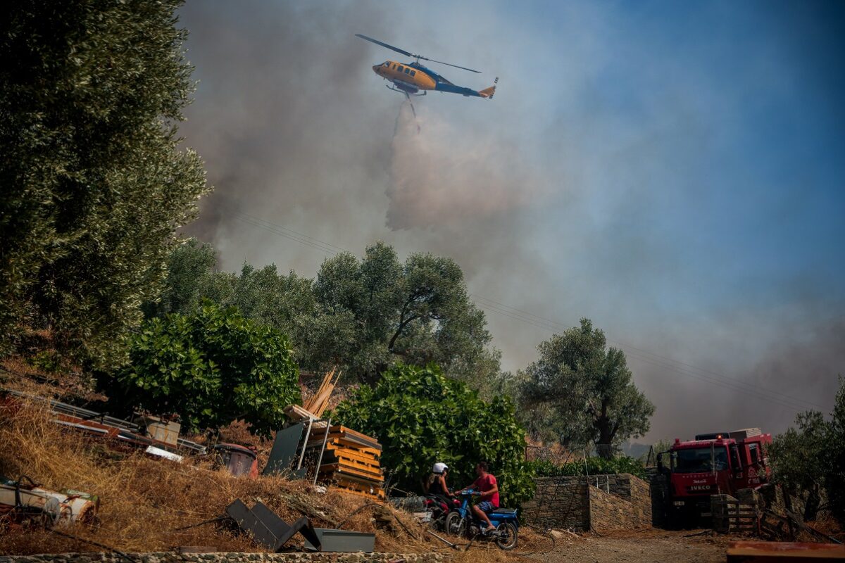 Πυρκαγιά σε ξερα χόρτα και απορρίματα κοντά στην παλιά χωματερή στο Πλωμάρι της Λέσβου, επιχειρούν επίγειες και εναέριες δυνάμεις για την κατάσβεση της, Τετάρτη 29 Ιουλίου 2026 (ΠΑΝΑΓΙΩΤΗΣ ΜΠΑΛΑΣΚΑΣ