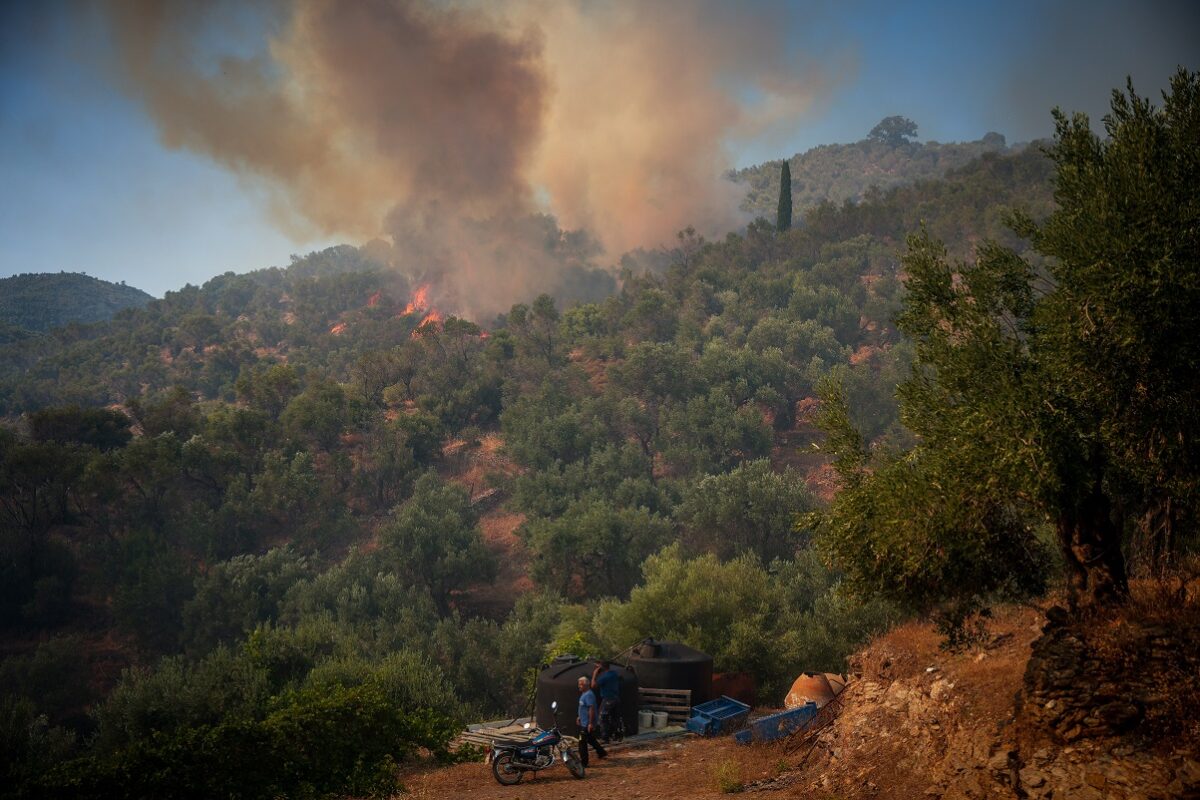 Πυρκαγιά σε ξερα χόρτα και απορρίματα κοντά στην παλιά χωματερή στο Πλωμάρι της Λέσβου, επιχειρούν επίγειες και εναέριες δυνάμεις για την κατάσβεση της, Τετάρτη 29 Ιουλίου 2026 (ΠΑΝΑΓΙΩΤΗΣ ΜΠΑΛΑΣΚΑΣ