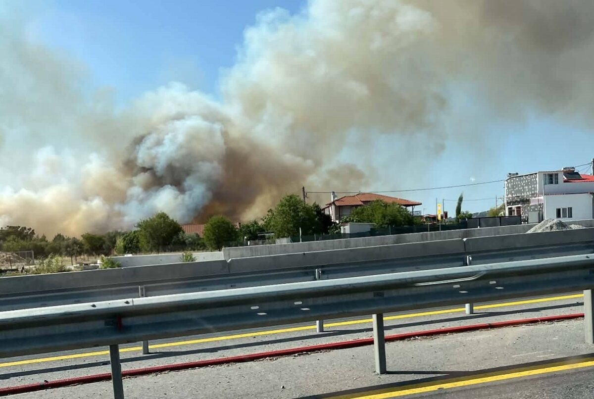 Φωτιά στην Πυλαία - Μήνυμα του 112 για εκκένωση της περιοχής Μουσικό Σχολείο