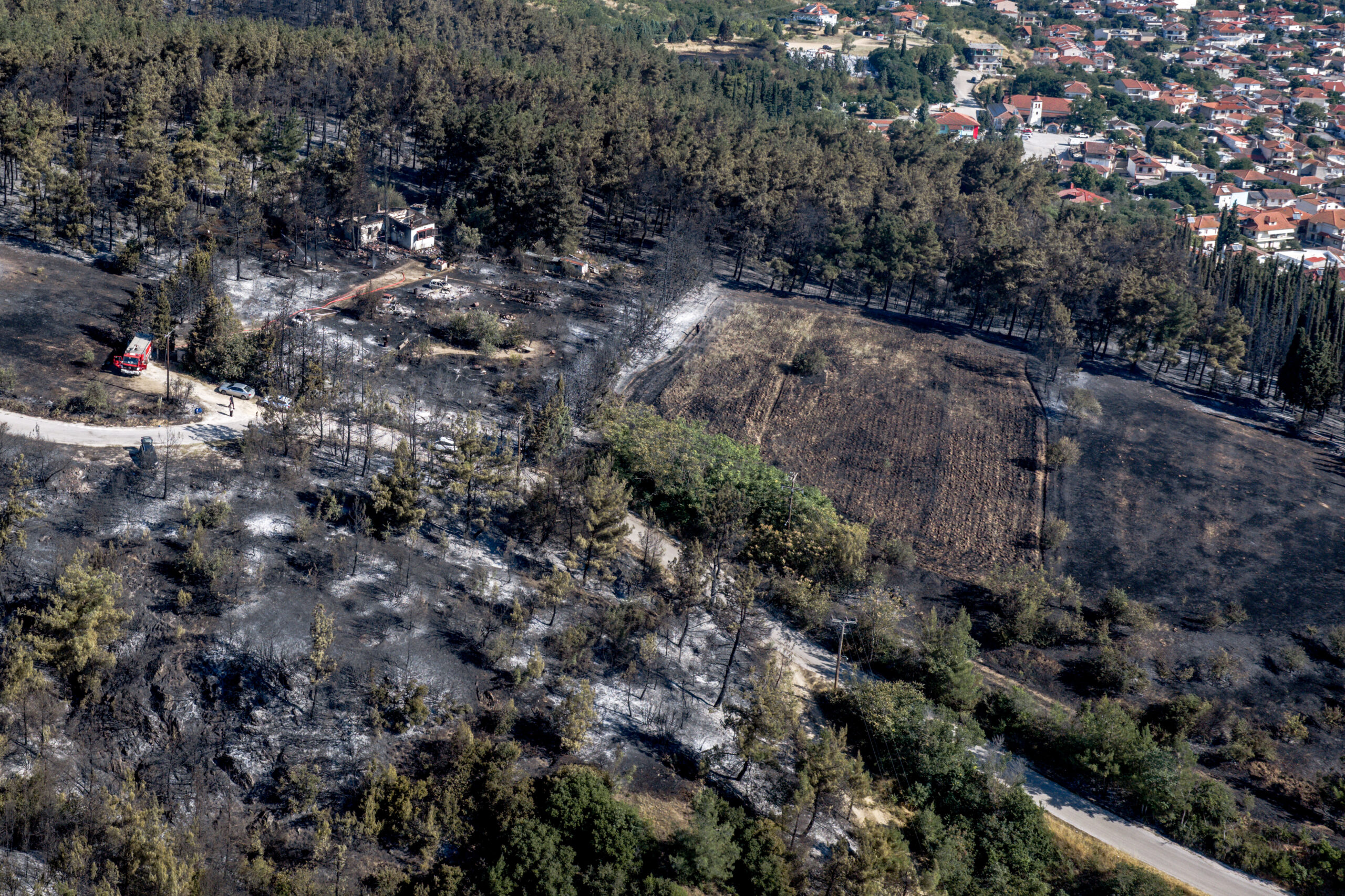 Στάχτες και αποκαΐδια στον χωριό Λητή από τη μεγάλη φωτιά