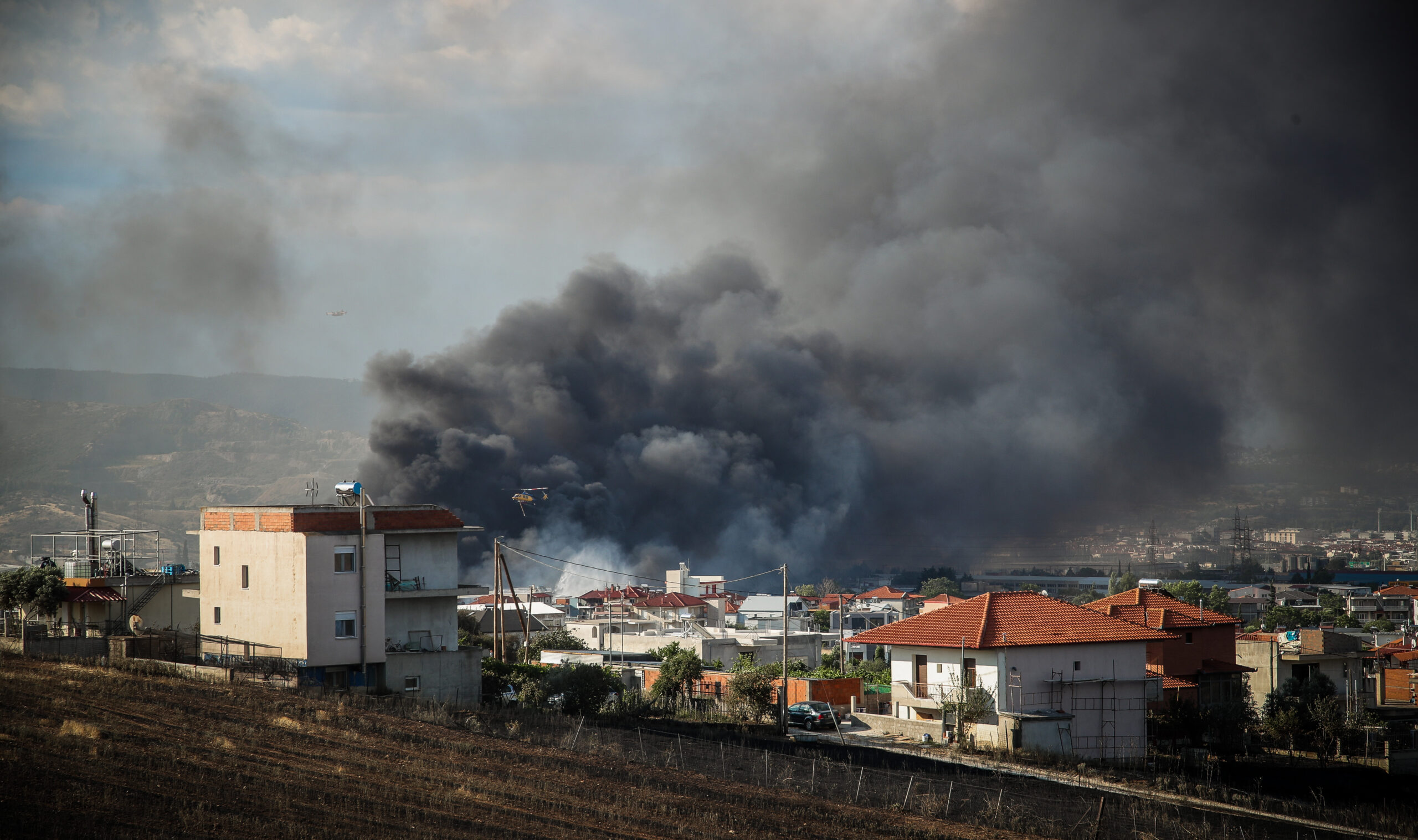 Συνεχίζεται γα δεύτερη ημέρα η μάχη με την μεγάλη πυρκαγιά που ξέσπεσε χθές το βράδυ στην περιοχή του Ωραιοκάστρου στην Θεσσαλονίκη. Με το πρώτο φως της ημέρας ξεκίνησαν ρίψεις τα εναέρια, και μαζί με τις επίγειες δυνάμεις που έδωσαν μάχη όλη την νύχτα, αποκαλύπτεται το μέγεθος της καταστροφής, Κυριακή 5 Ιουλίου 2026 (ΒΑΣΙΛΗΣ ΒΕΡΒΕΡΙΔΗΣ