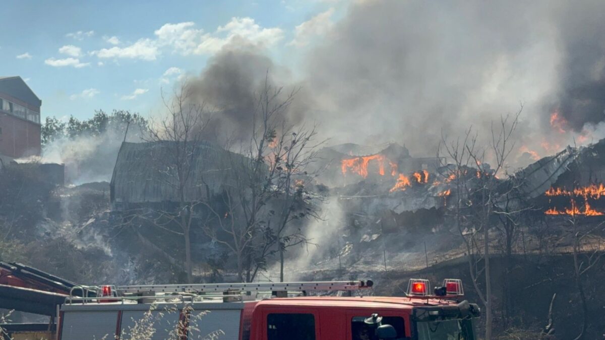 Μαίνεται ακόμα η φωτιά στο εργοστάσιο